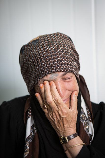 syrische Frau weint um ihre in Syrien ums Leben gekommen Söhne, Samiha (75 Jahre) in Zaatari, Flüchtlingscamp, Jordanien