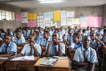 Schülerinnen an der St. Peter's Nanga Mixed Secondary School erhalten eine Ruby Cup Distribution und Informationsveranstaltung von Golden Girls Foundation Gründerin Golda Ayodo, sie verteilt am Ende des Kurses Menstruationstassen von Ruby Cup an die Mädchen, Menstruationshygiene in Kenia
