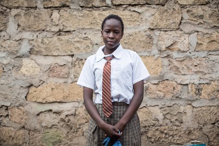 Schülerin Sheila Akoth, 14 Jahre, verwendet Sand in der Unterhose während ihrer Menstruation, Ufasini Schule im Kayole Slum in Nairobi, Menstruationshygiene in Kenia