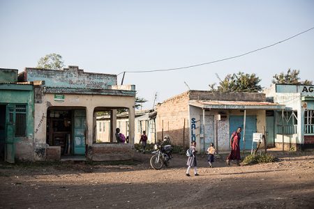 Dorfstraße in Masogo, Menstruationshygiene in Kenia