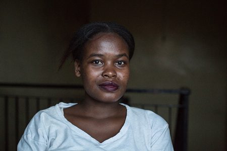Judith Atiemo, ehrenamtliche Mitarbeiterin von Femme International, sie selbst ist im Mathare Slum aufgewachsen und hilft jetzt jungen Mädchen, gibt Informationsworkshops an Schulen und verteilt Menstruationstassen, Menstruationshygiene in Kenia, Mathare Slum Nairobi, Kenia