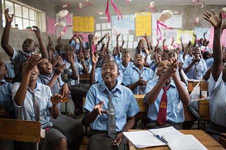 Schülerinnen an der St. Peter's Nanga Mixed Secondary School erhalten eine Ruby Cup Distribution und Informationsveranstaltung von Golden Girls Foundation Gründerin Golda Ayodo, sie verteilt am Ende des Kurses Menstruationstassen von Ruby Cup an die Mädchen, Menstruationshygiene in Kenia