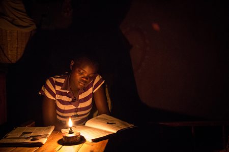 Lavender Auma Ogono, 16 Jahre alt, lebt mit ihrer Familie in Lehmhäusern im Dorf Masogo, sie lernt oft spät abends noch für die Schule, manchmal reicht das Geld für die Solarlampe nicht, Strom gibt es nicht, dann spendet eine Öllampe Licht,  Menstruationshygiene in Kenia