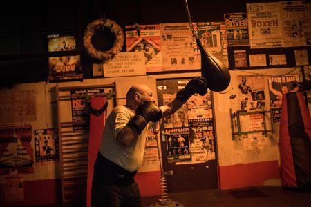 Hobby-Boxer Albert Holz trainiert im Keller der "Ritze", Reeperbahn, Hamburg