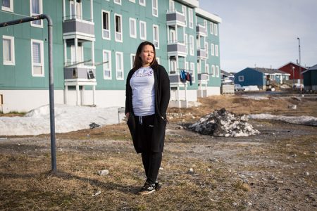 Paninnguaq, hat zwei Selbstmordversuche hinter sich, vor dem Haus in dem sie wohnt, Nuuk