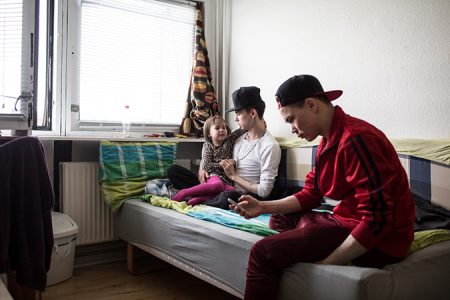 Henrik Hoy, rappt in seiner Freizeit und schreibt Songs gegen Selbstmord, in seinem Zimmer mit seiner kleinen Schwester, im Plattenbau in dem Henrik mit seiner Mutter und Schwestern wohnt, in der Hauptstadt Nuuk, rechts sein Kumpel Minnik