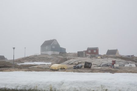 Blick auf Häuser und Dorf Oqaatstut, Nebel
