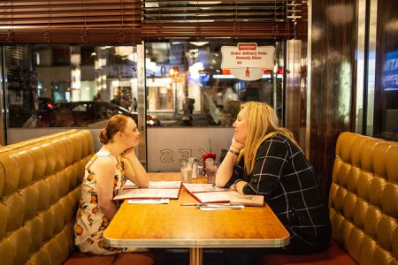 Madeline und ihre Mutter Rosanne bestellen sich nachts Essen im "Remedy Diner" nach der Art Hearts Show, Madeline Stuart, Model mit Downsyndrom, New York Fashion Week, September 2019, NYC, USA