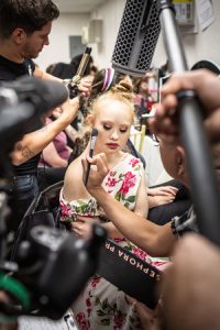 Kameras sind auf Madeline gehalten als sie geschminkt wird, Backstage und Event von Runway of Dreams, im Cipriani nahe der Grand Central Station, Manhattan, Madeline Stuart, Model mit Downsyndrom, New York Fashion Week, September 2019, NYC, USA