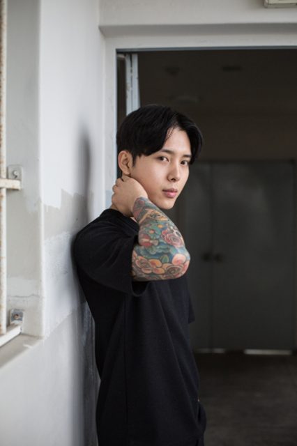 Lee Pyung, 23 Jahre, flüchtete als 8-jähriger aus Nordkorea, lebt in Seoul, Social Media Star, sein Tattoo beschreibt die schweren Schicksale, die er im Leben und auf der Flucht ertragen musste, Südkorea